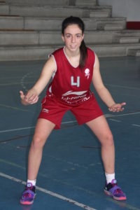Foto de baloncesto que recoge a una niña flexionada realizando uno de los fundamentos defensivos individuales: la posición básica defensiva