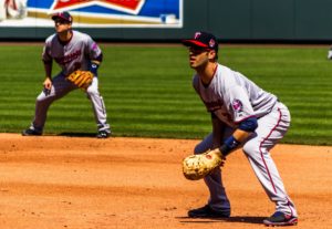 Foto de dos catchers en una posición flexionada con un buen equilibrio corporal