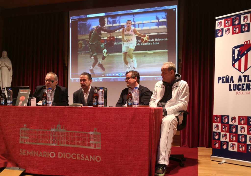 Foto de baloncesto que recoge la charla en la peña atlética de Lugo impartida por Ángel González Jareño