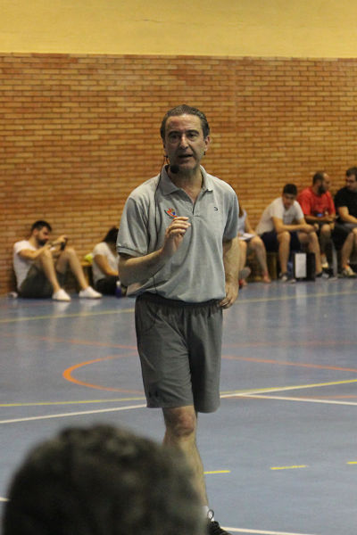 Foto de baloncesto que recoge a Ángel González Jareño impartiendo una charla en el X Clinic Estival de la FBM