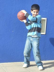 Fotografía de baloncesto que recoge a un niño jugando con un balón de baloncesto. Adaptarse es clave 