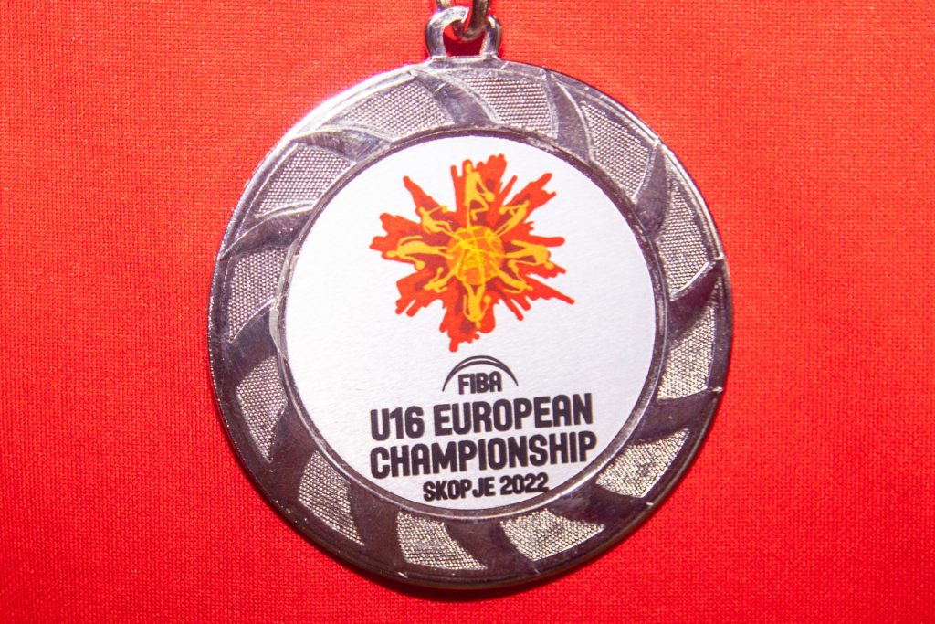 Fotografía de una medalla de plata ganada por la selección U16 masculina en Skopje 2022